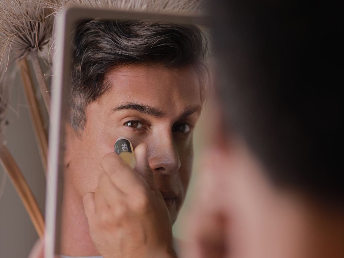 G Junior aplicando produto, close no olhar